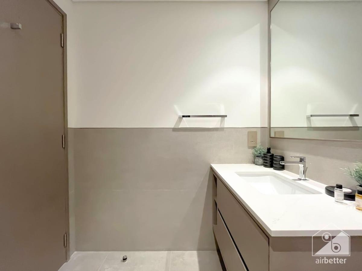 Ultimate Luxury Grande 1b With Balcony & Views Apartment