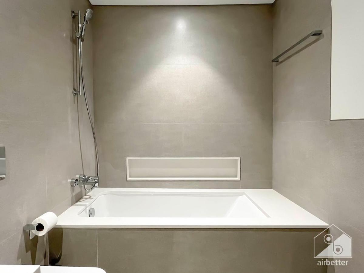 Ultimate Luxury Grande 1b With Balcony & Views Apartment *